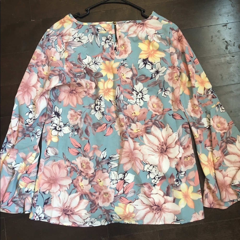 NWOT Stylish Flowers floral Print Bell Sleeve Blouse boho hippie V neck size S - Picture 5 of 5
